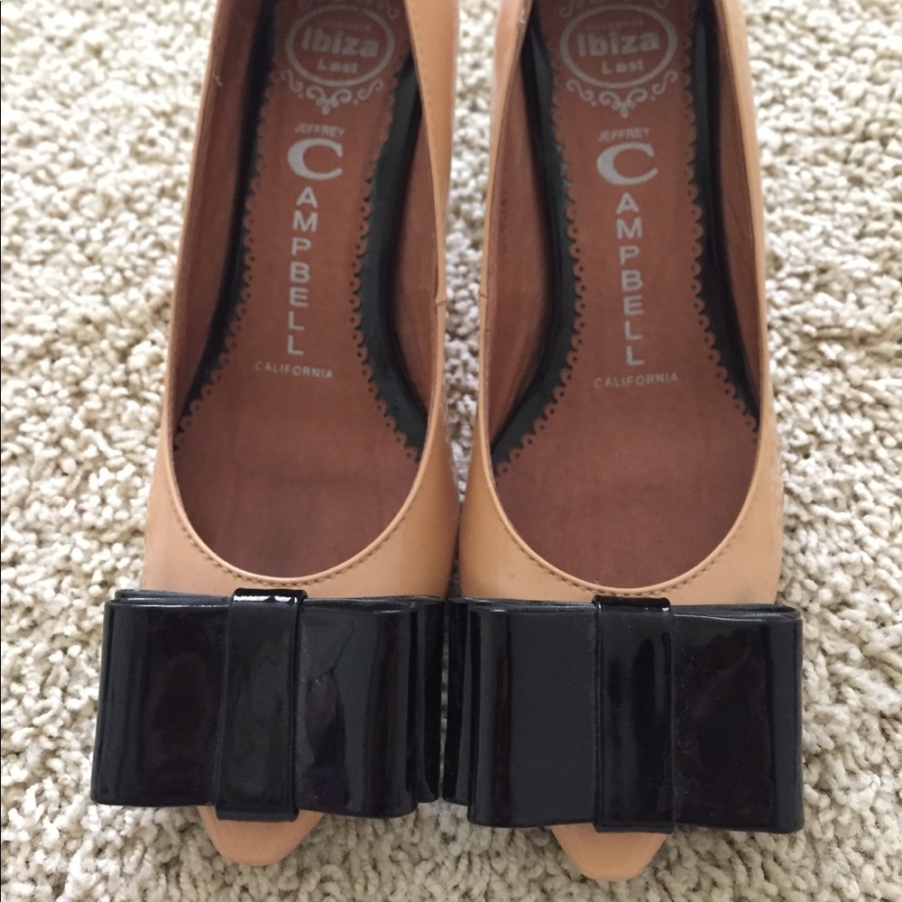 Pumps with bows